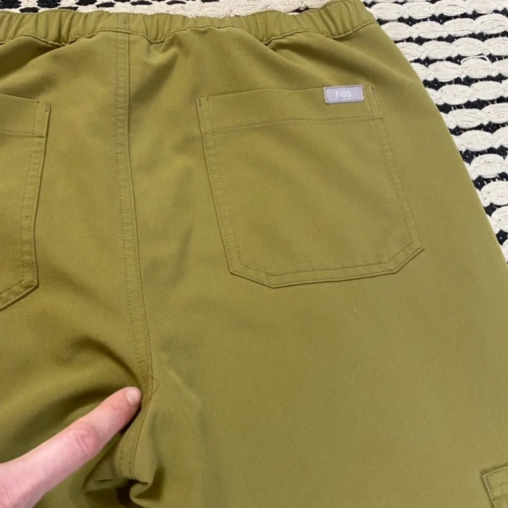 FIGS Cario cargo Scrub bottoms in Olive Green - Mens size ST Small Tall
